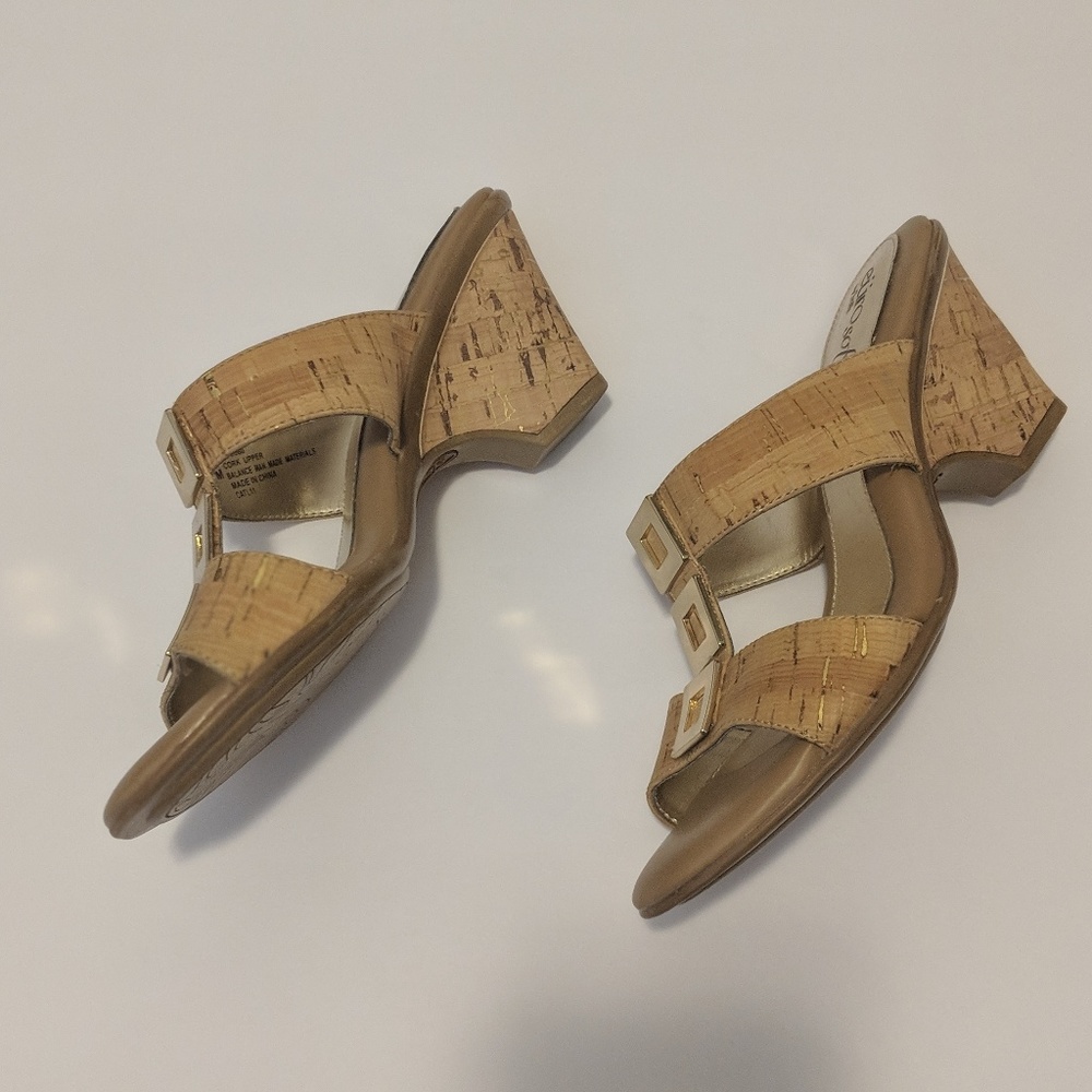 ✨ Sofft ✨ Two-Strap Sandal Wedge